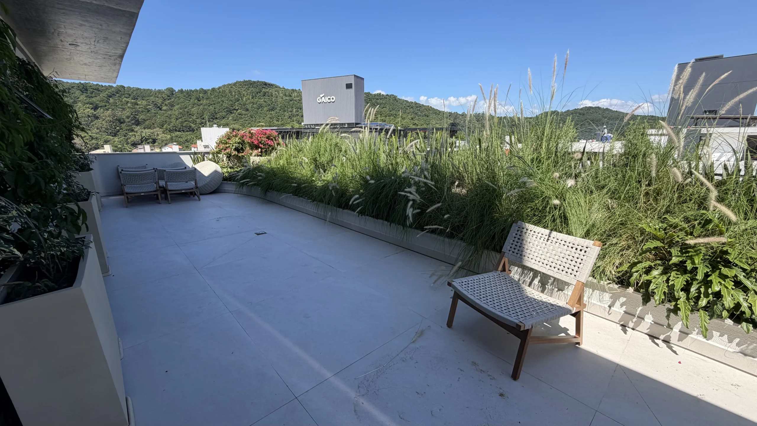 Residencial Santorini Jurerê: Modernist Residence with Expansive Living Salon in Jurerê