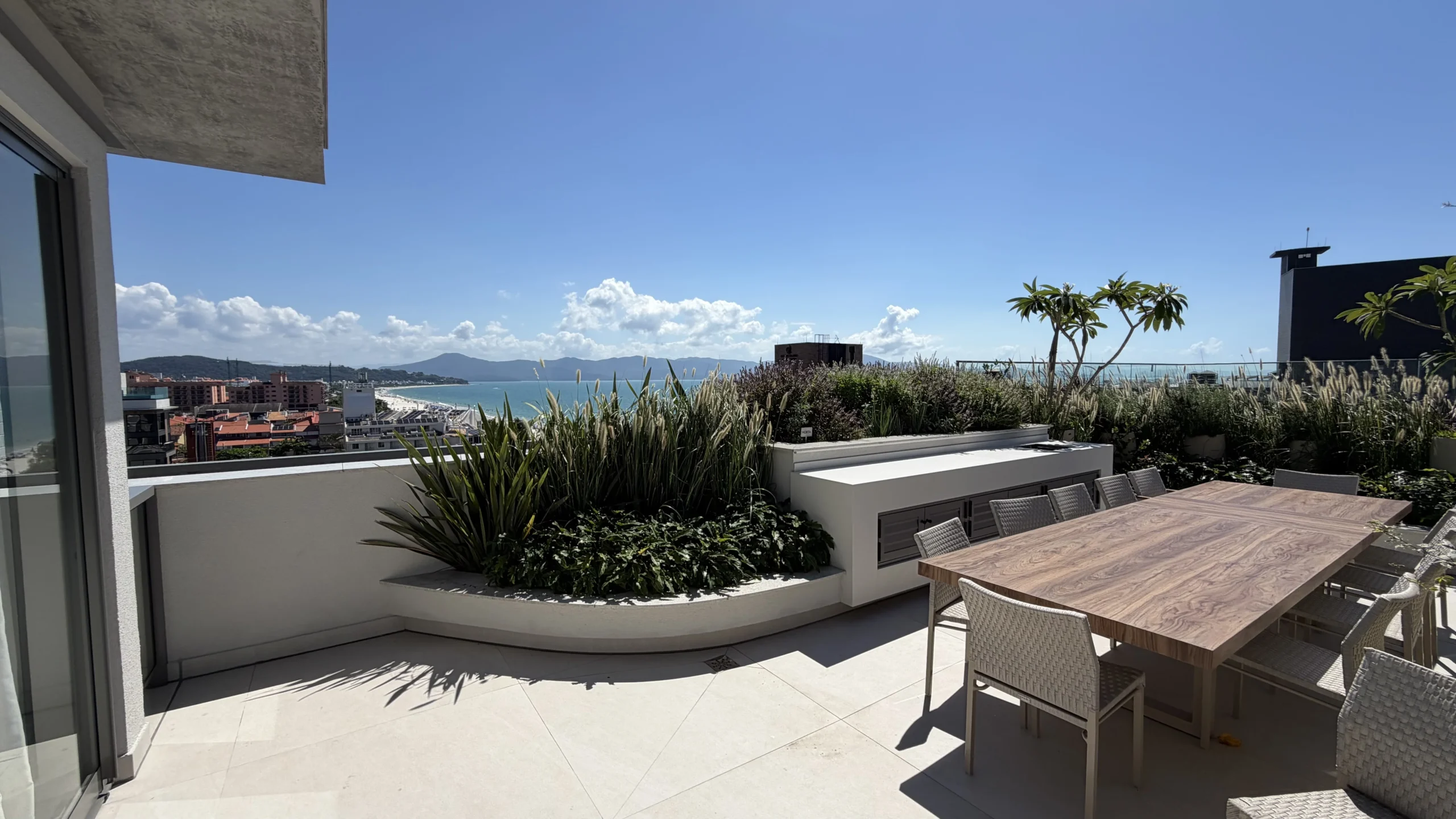 Residencial Santorini Jurerê: Modernist Residence with Expansive Living Salon in Jurerê