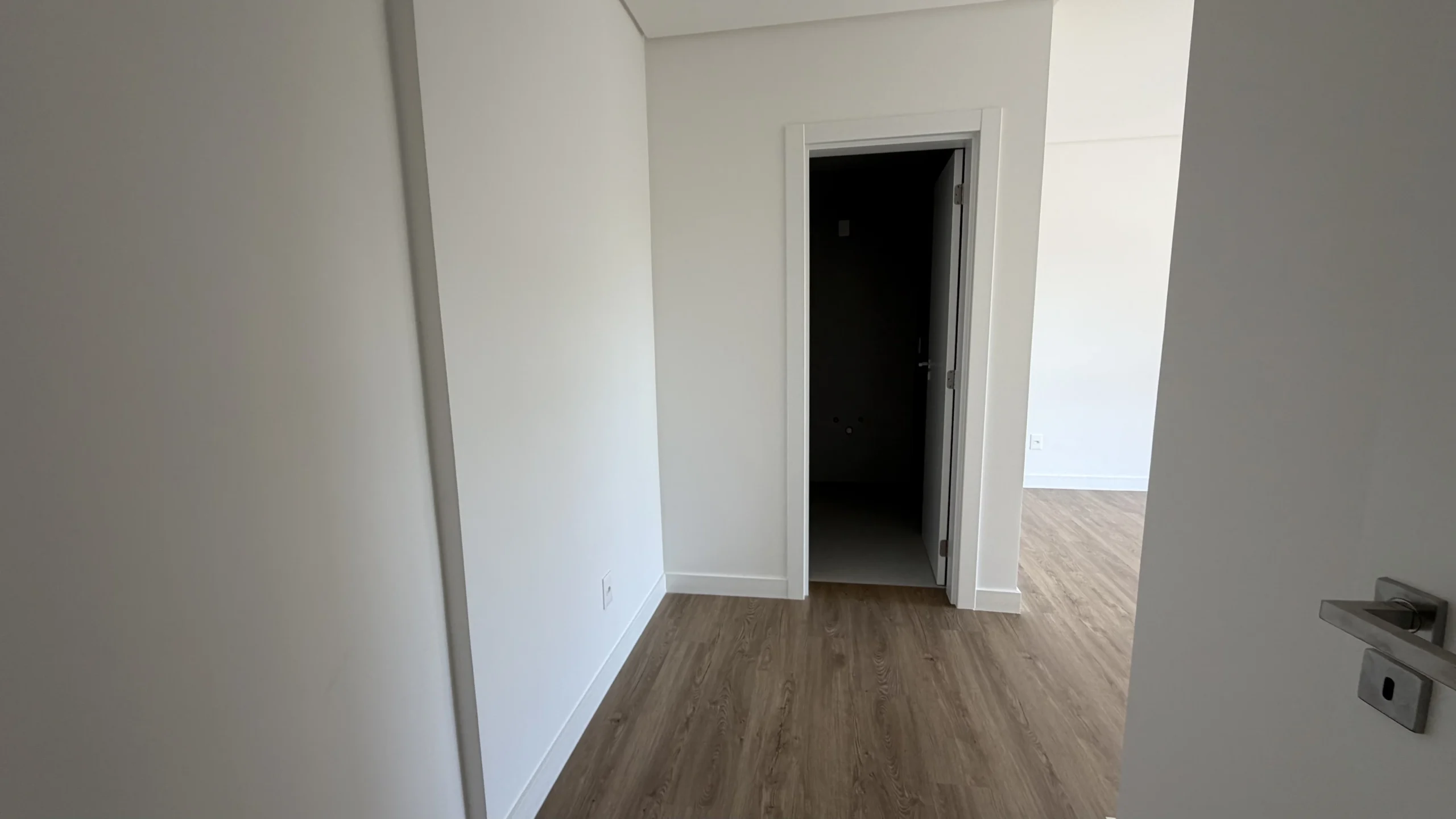 Residencial Santorini Jurerê: Modernist Residence with Expansive Living Salon in Jurerê