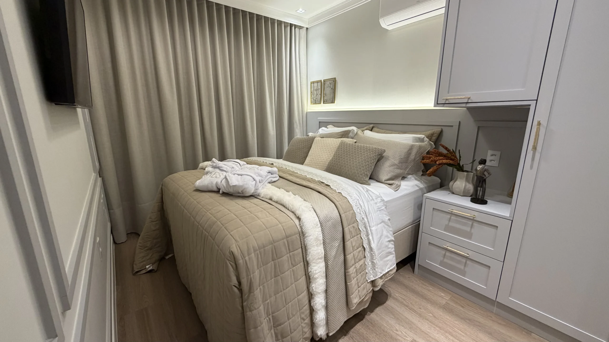 Modern 2-Bedroom Apartment with Balcony & BBQ – 120m from Gaivotas Beach, Florianópolis