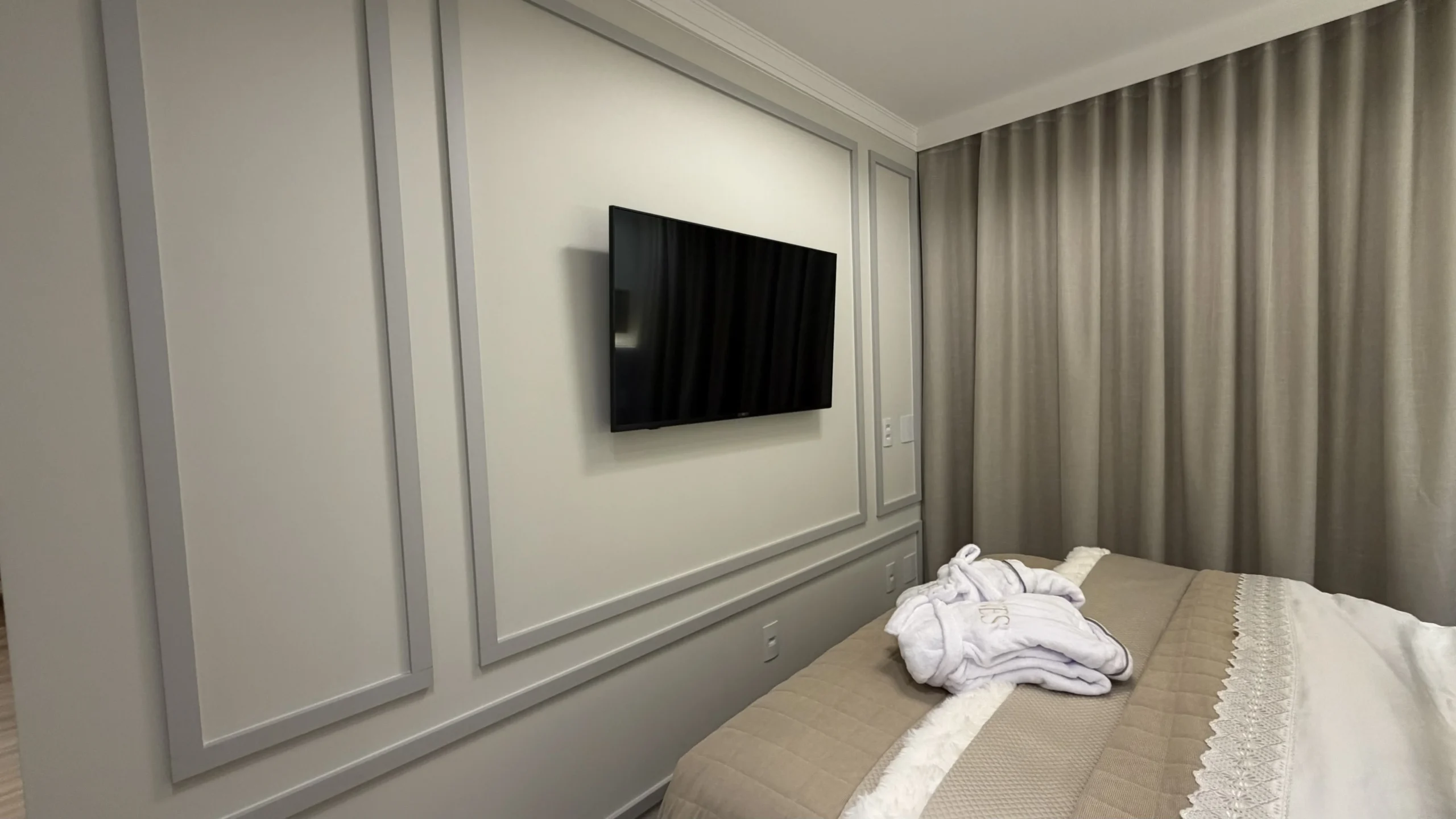 Modern 2-Bedroom Apartment with Balcony & BBQ – 120m from Gaivotas Beach, Florianópolis