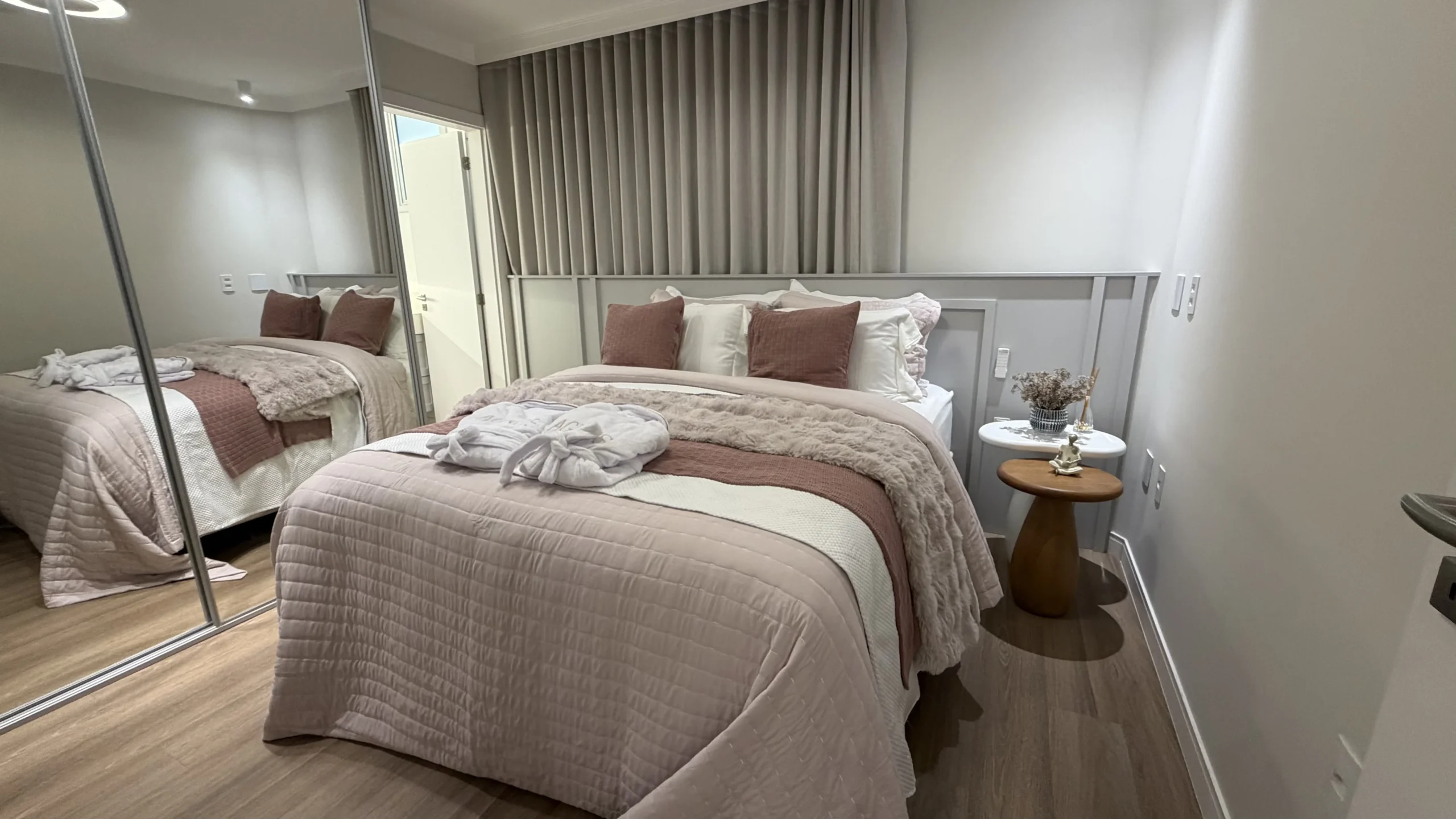 Modern 2-Bedroom Apartment with Balcony & BBQ – 120m from Gaivotas Beach, Florianópolis