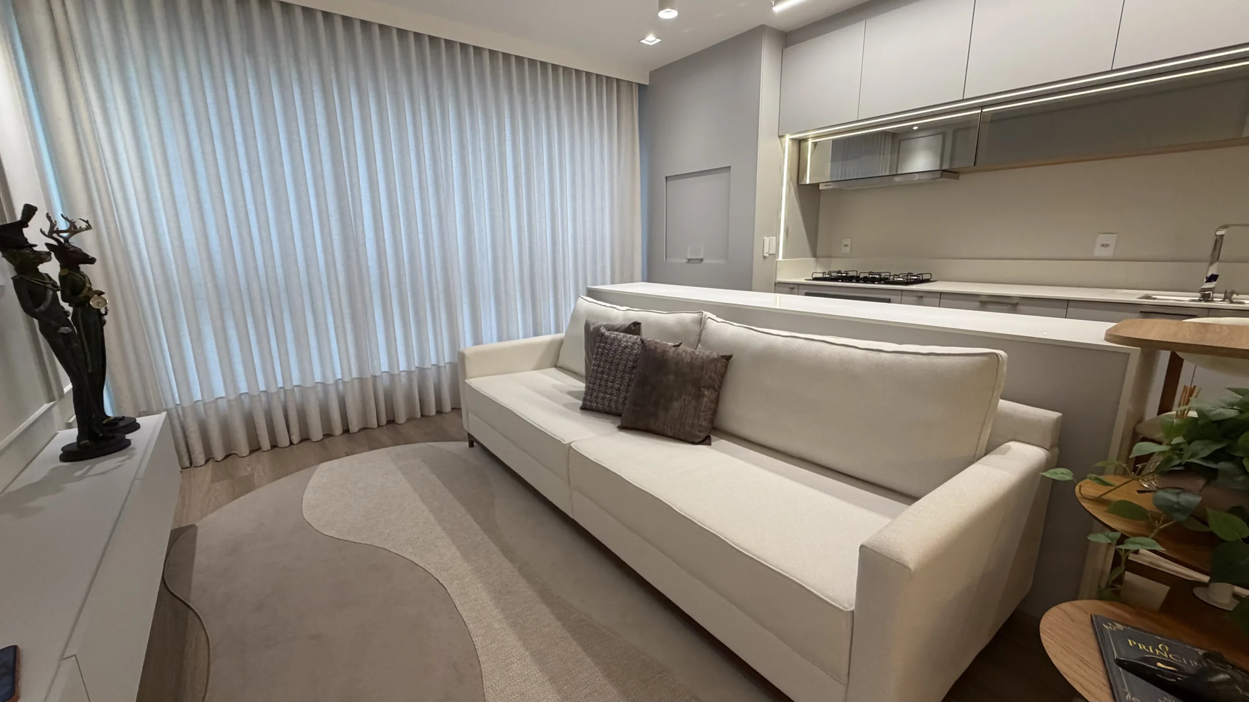 Modern 2-Bedroom Apartment with Balcony & BBQ – 120m from Gaivotas Beach, Florianópolis