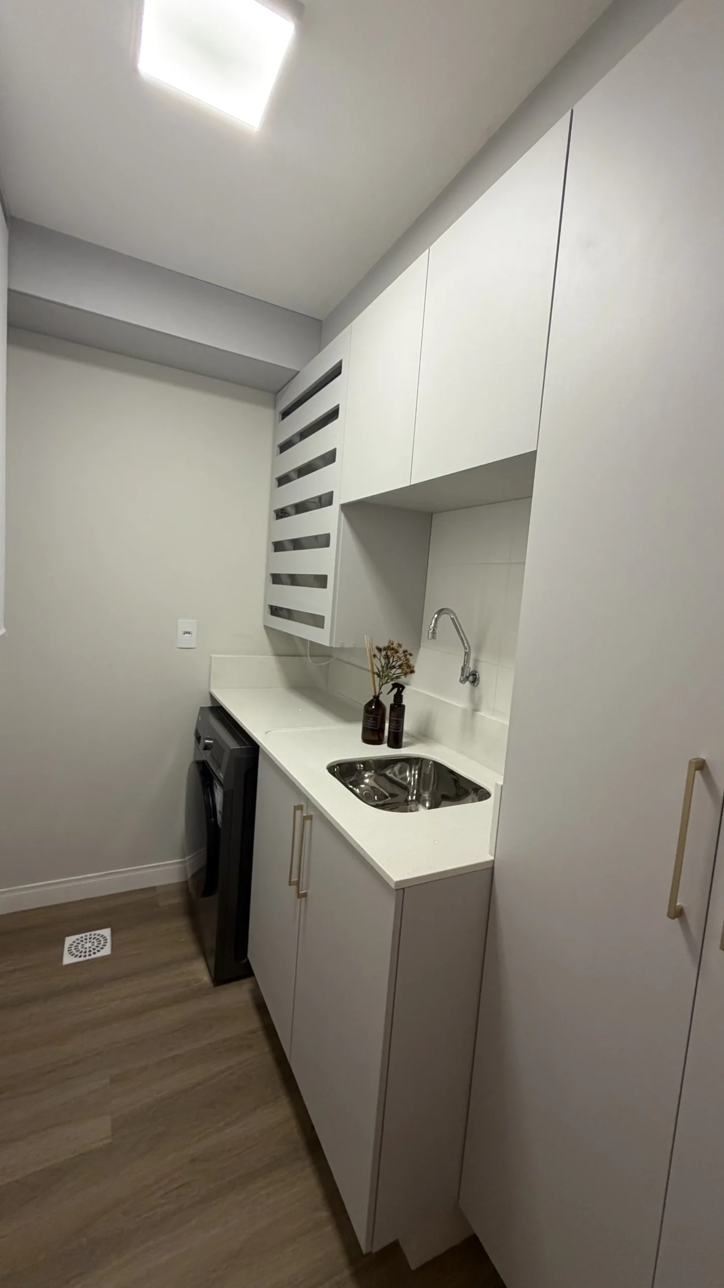 Modern 2-Bedroom Apartment with Balcony & BBQ – 120m from Gaivotas Beach, Florianópolis