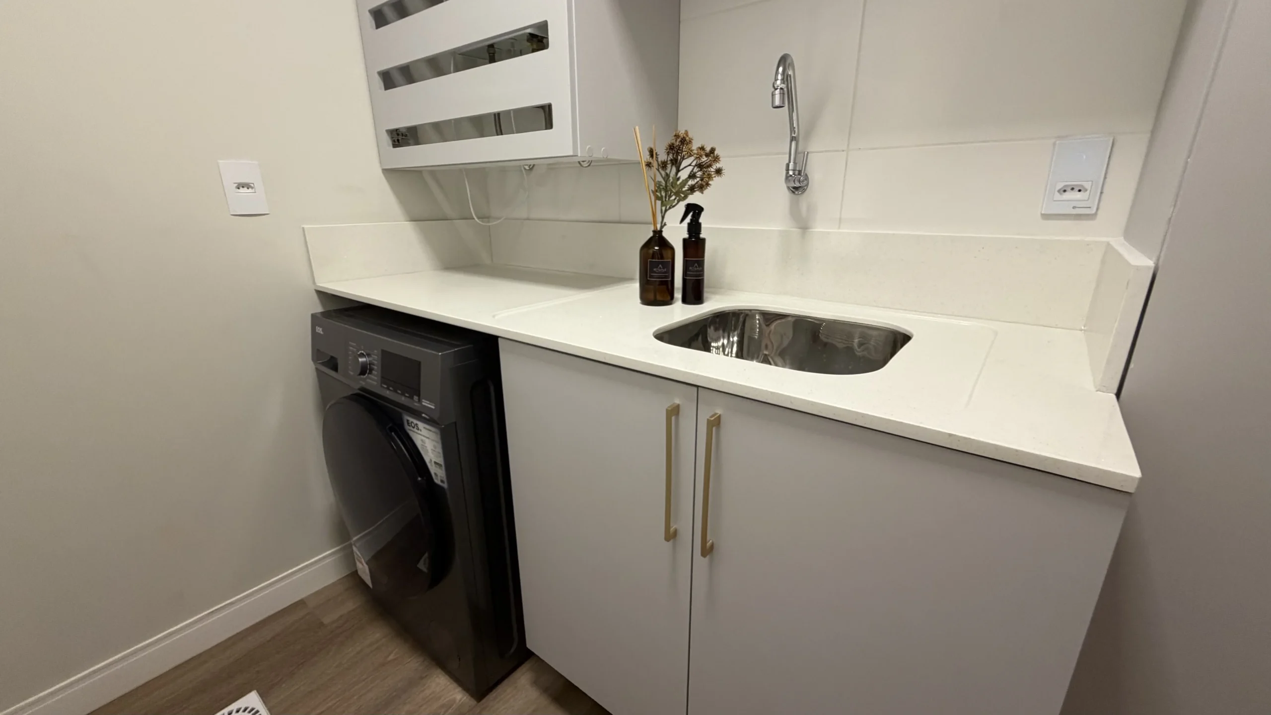 Modern 2-Bedroom Apartment with Balcony & BBQ – 120m from Gaivotas Beach, Florianópolis