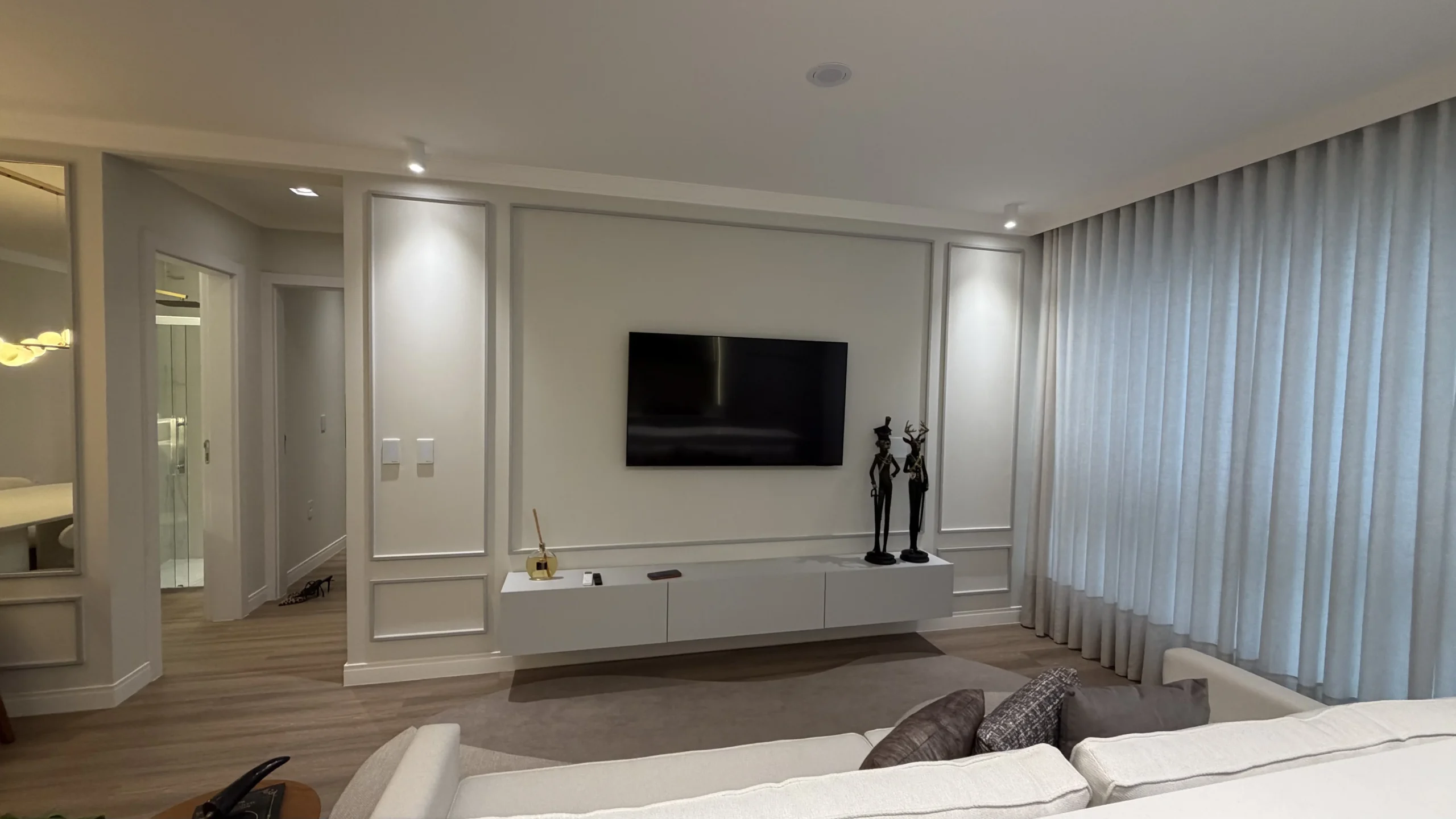 Modern 2-Bedroom Apartment with Balcony & BBQ – 120m from Gaivotas Beach, Florianópolis