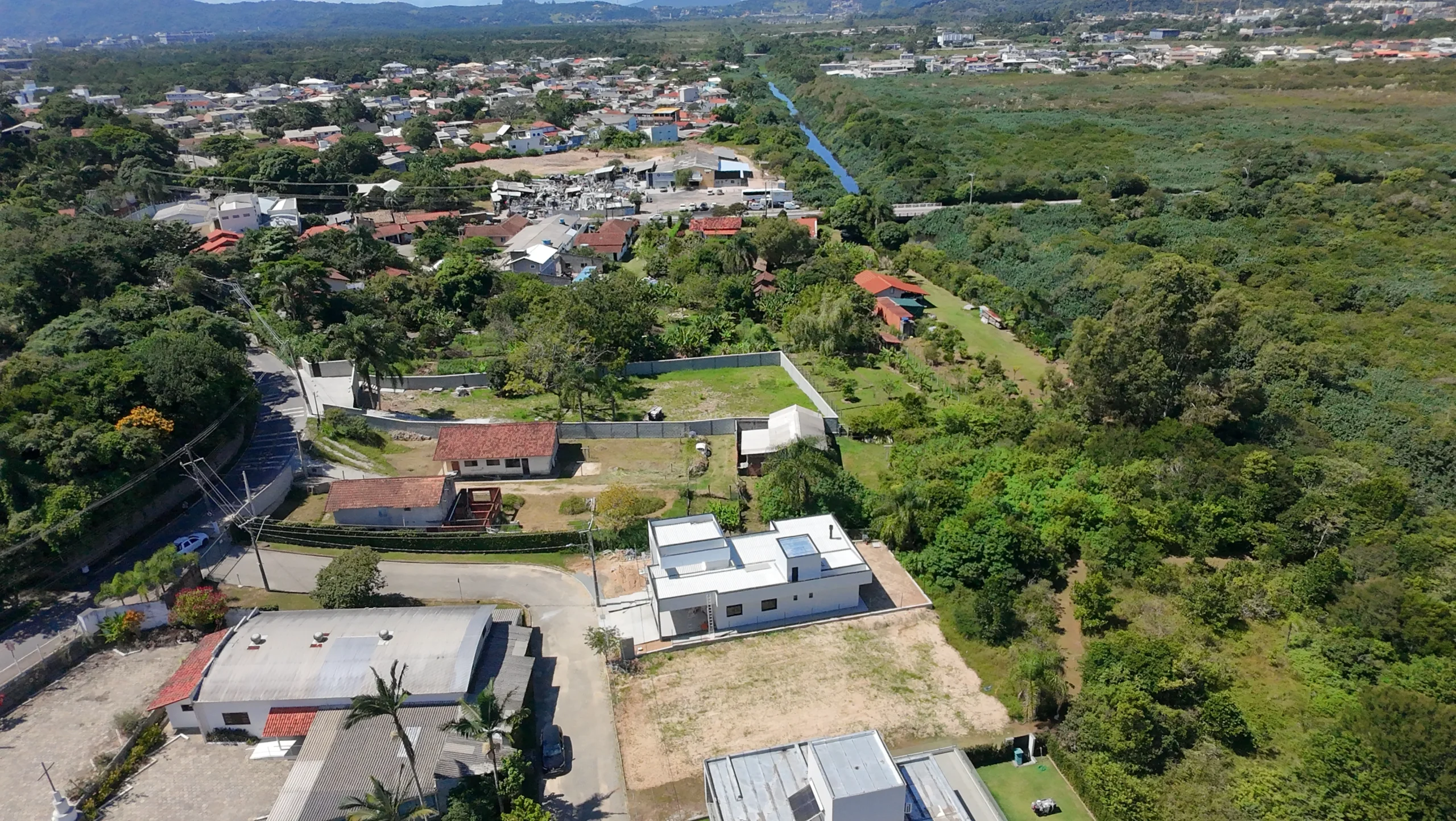 Stunning Residence with Voluminous Living in Canasjurerê