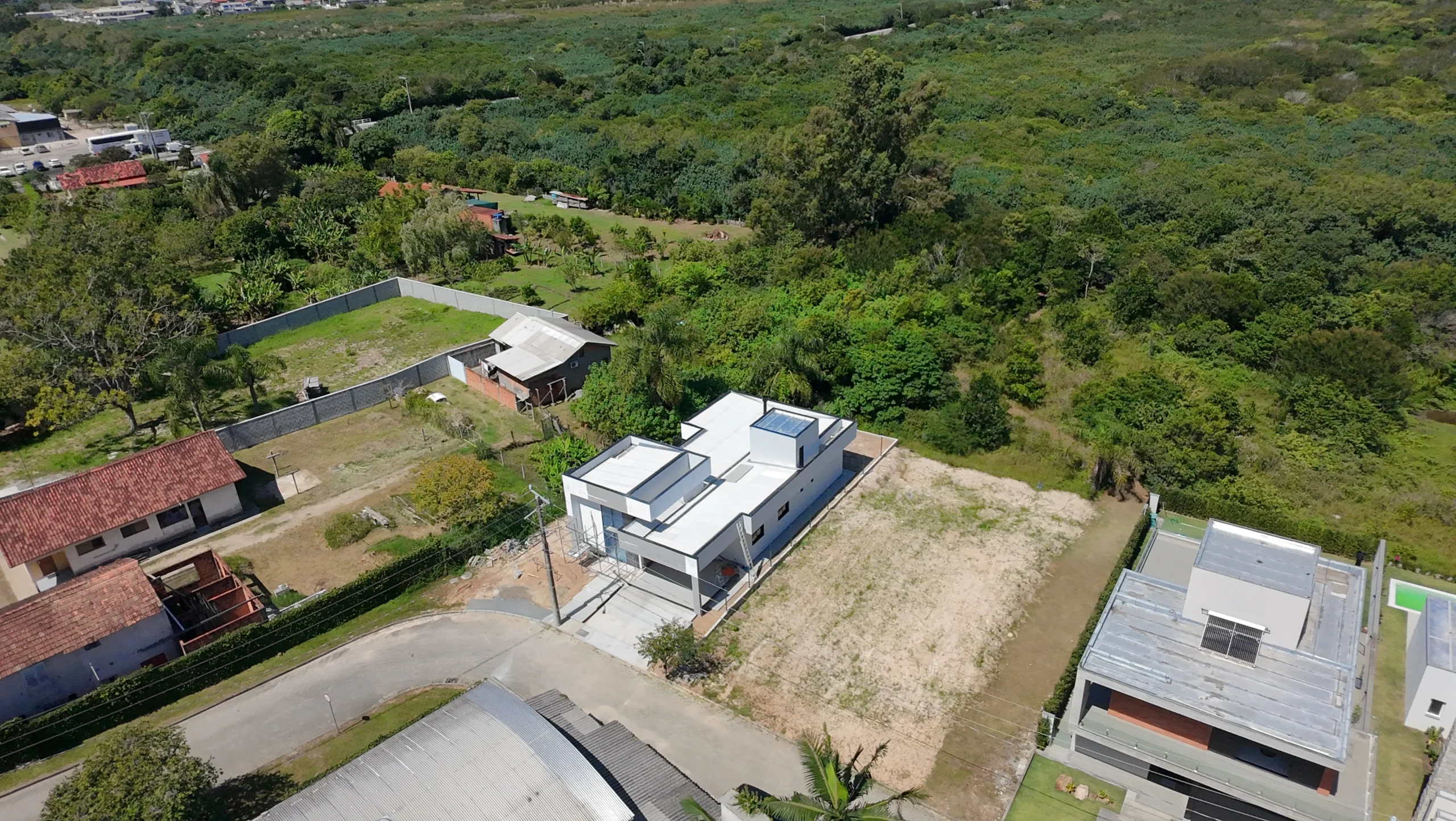 Stunning Residence with Voluminous Living in Canasjurerê