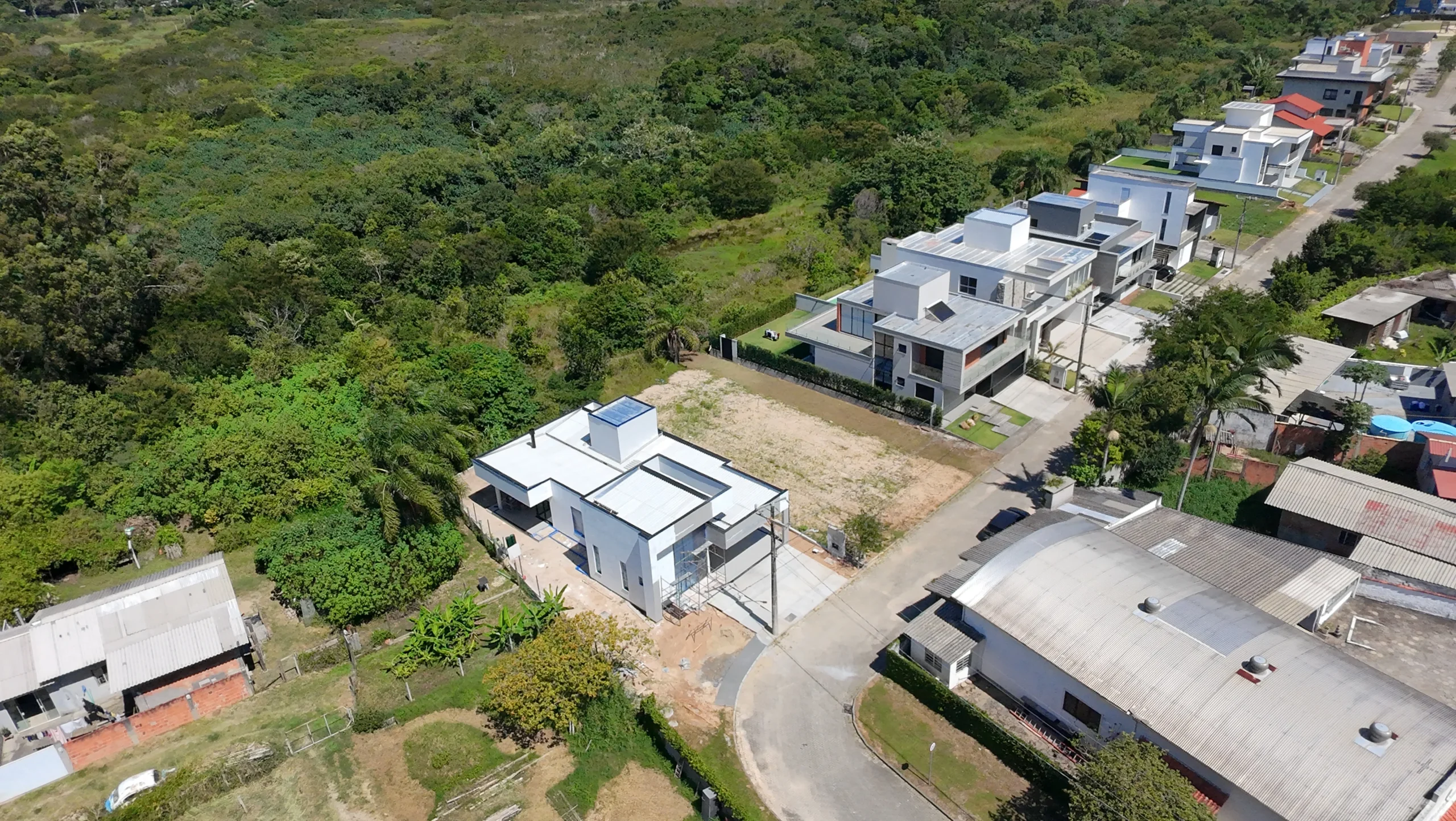 Stunning Residence with Voluminous Living in Canasjurerê