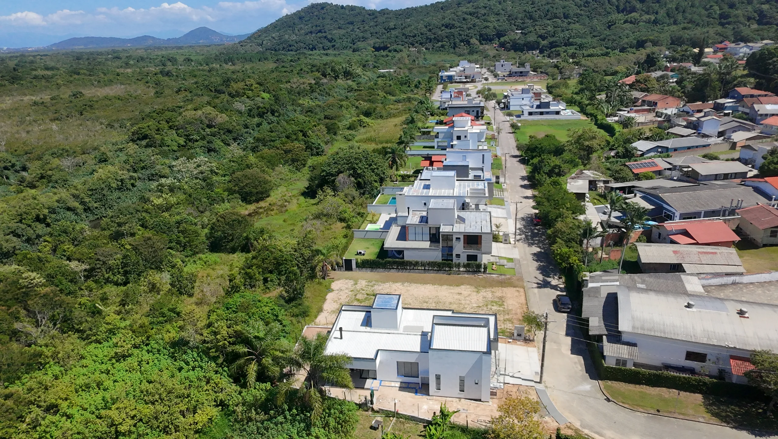 Stunning Residence with Voluminous Living in Canasjurerê