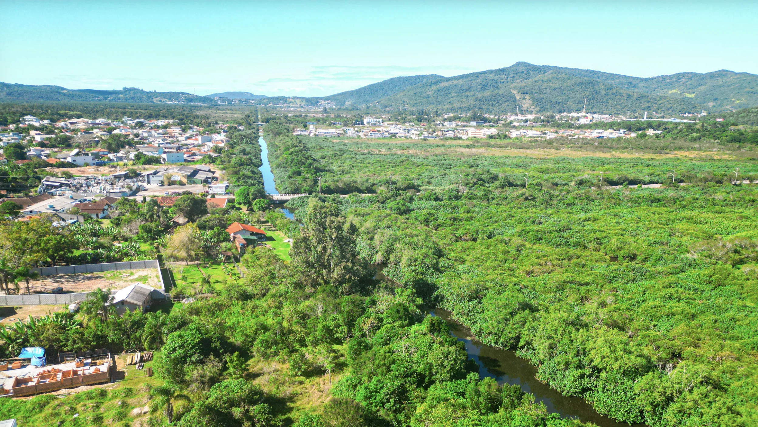 Stunning Residence with Voluminous Living in Canasjurerê