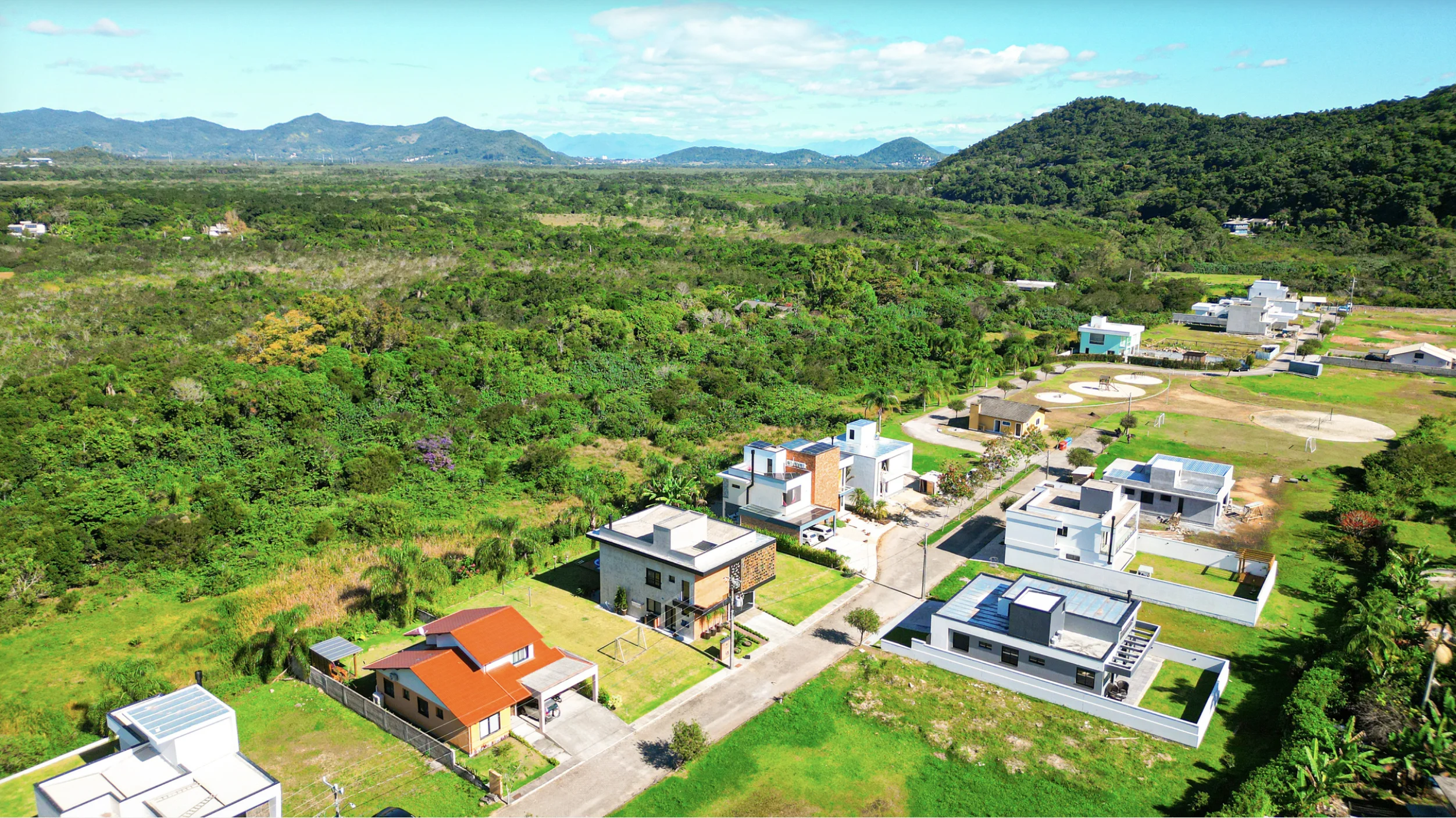 Stunning Residence with Voluminous Living in Canasjurerê