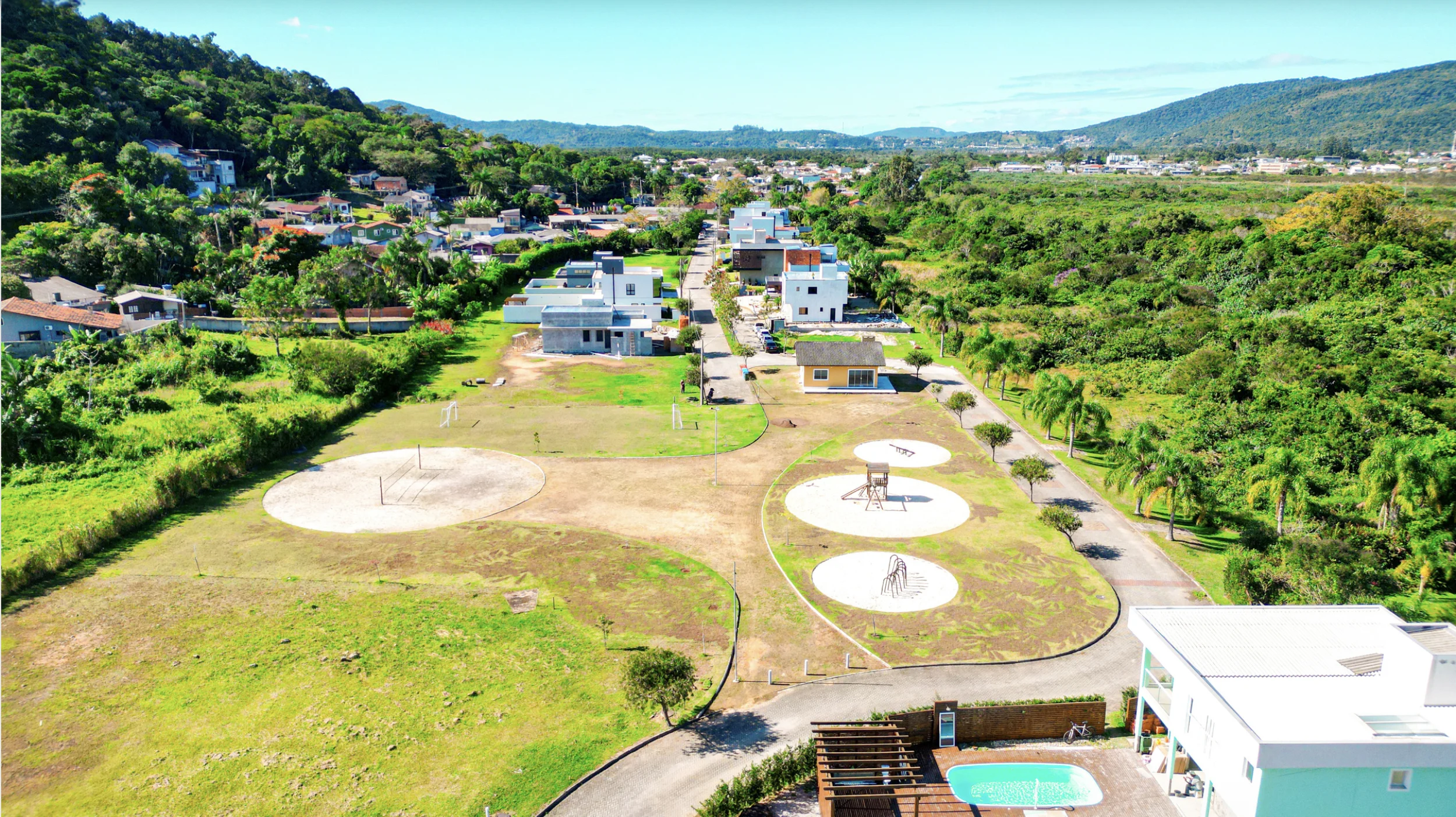 Stunning Residence with Voluminous Living in Canasjurerê