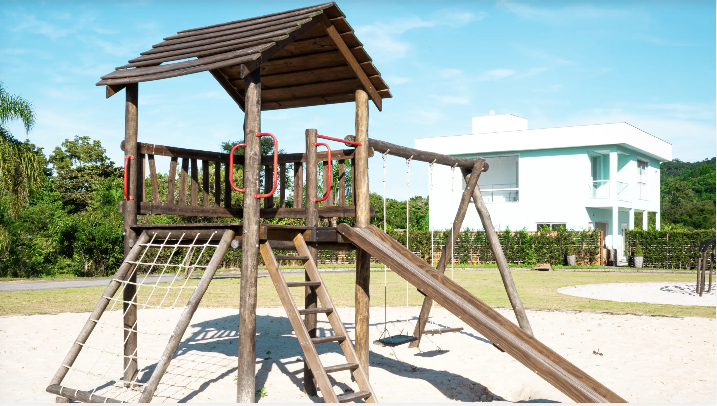 Stunning Residence with Voluminous Living in Canasjurerê