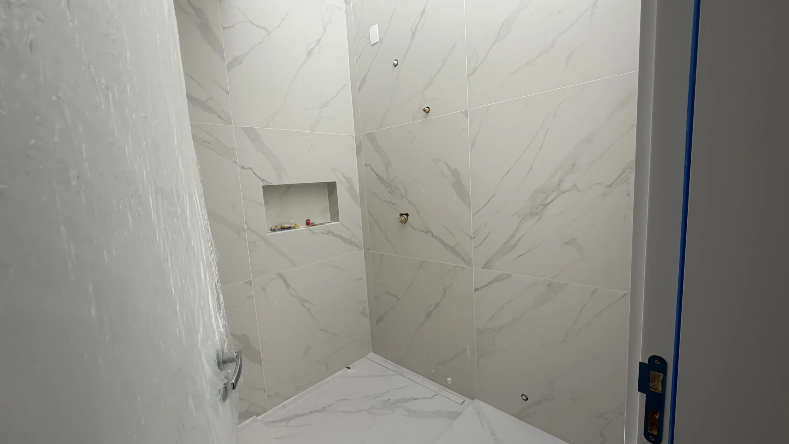 Stunning Residence with Voluminous Living in Canasjurerê