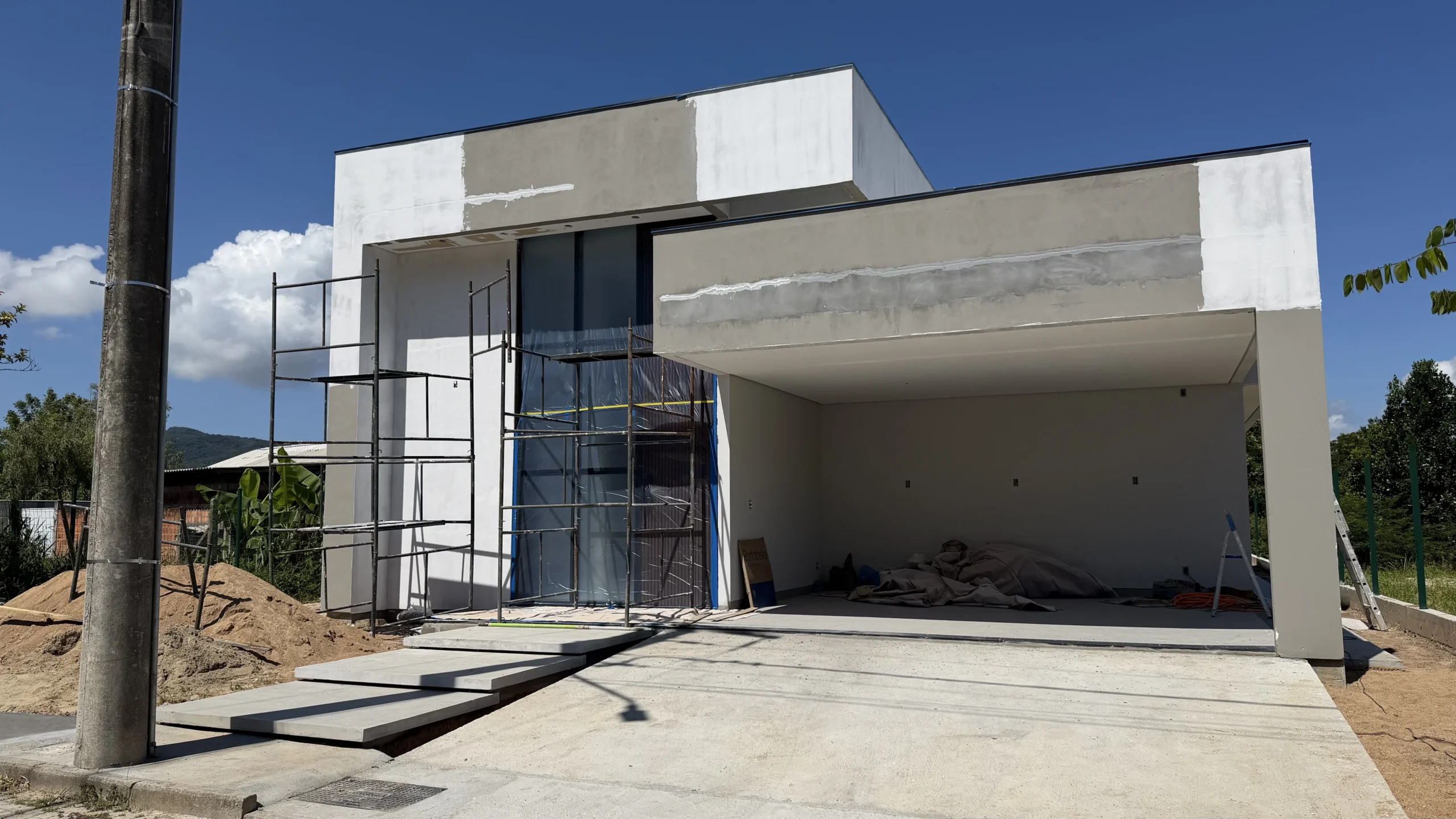 Stunning Residence with Voluminous Living in Canasjurerê